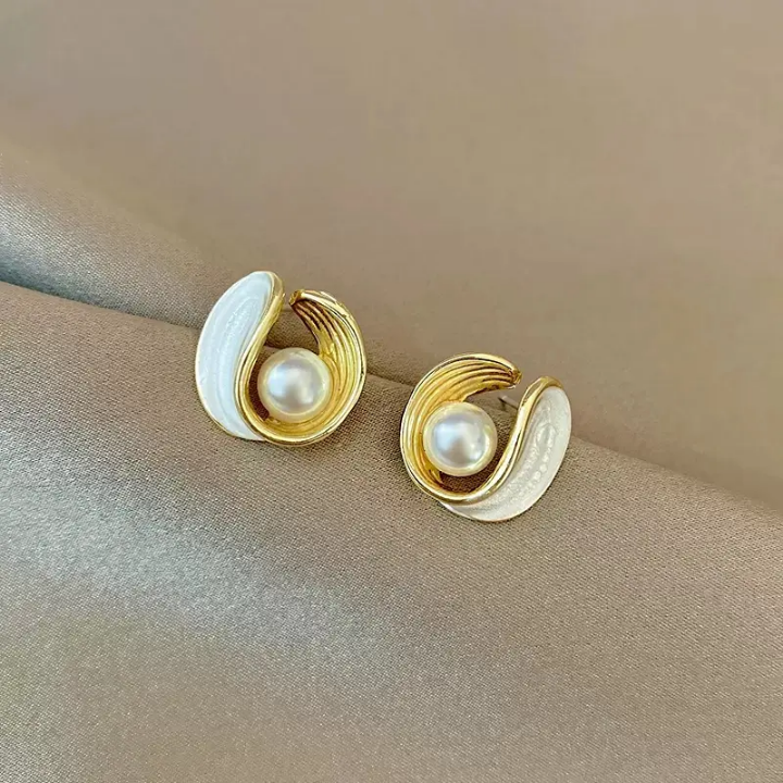 Luna Crest Pearl Earrings