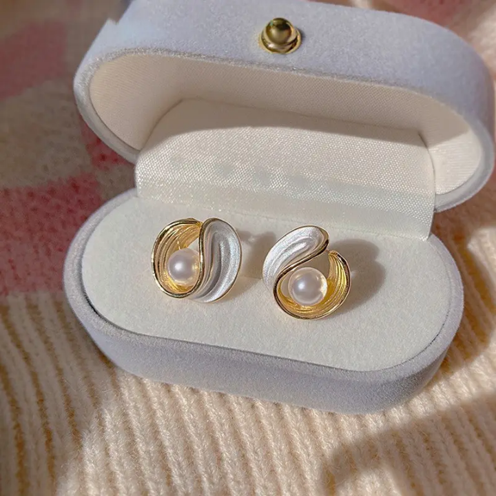 Luna Crest Pearl Earrings