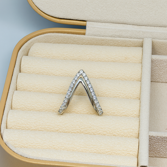 Celeste V-Shine Minimal Ring