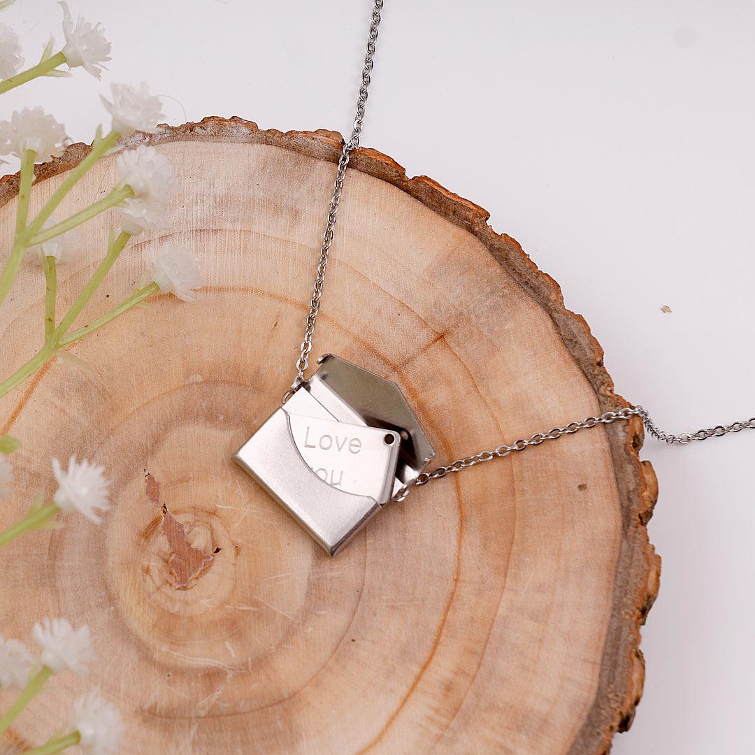 Élan Luxe Envelope Pendant Necklace